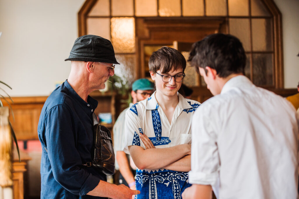Gasten in gesprek in het café met houten lambrisering