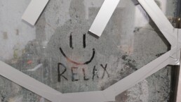 Een boodschap in het raam geschreven RELAX