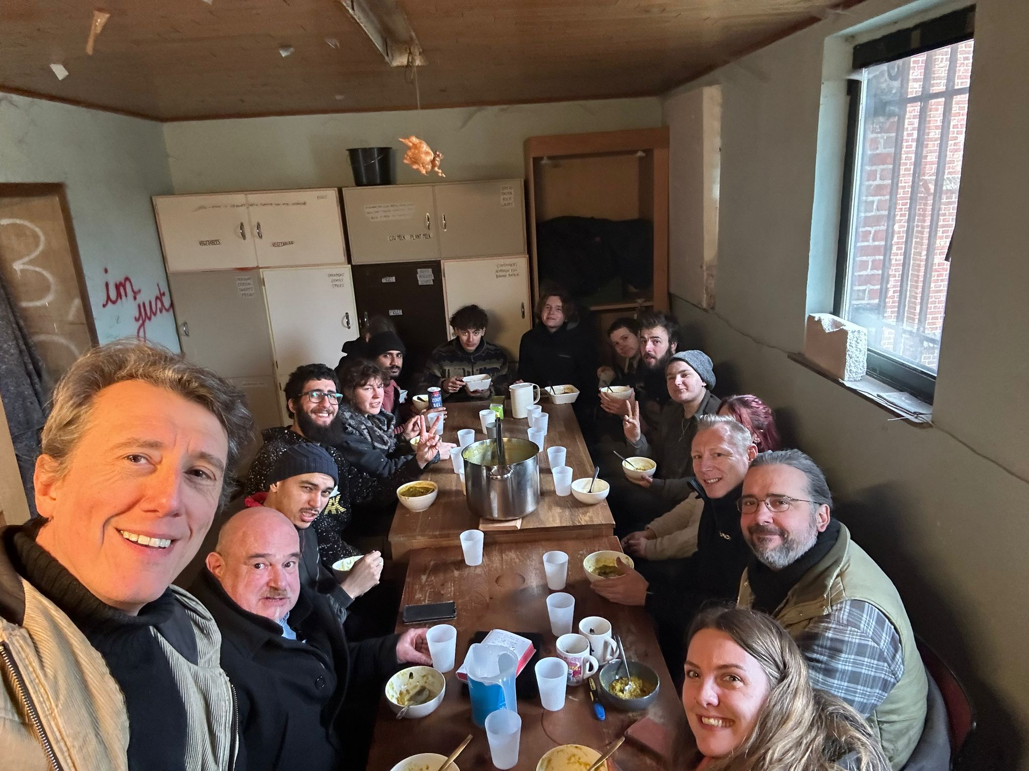 Groep vrijwilligers die aan het lunchen zijn